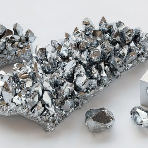 1920px-Chromium_crystals_and_1cm3_cube